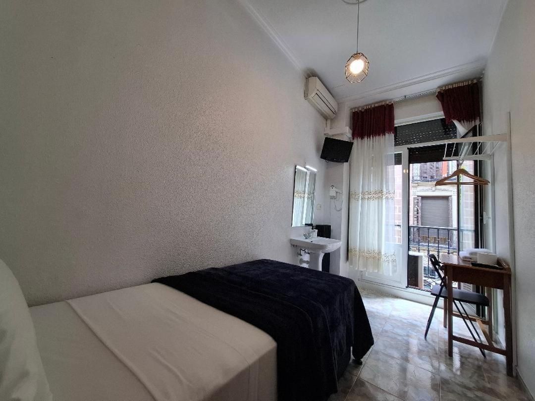 Hostal Palacios Fuencarral Madrid Exterior photo